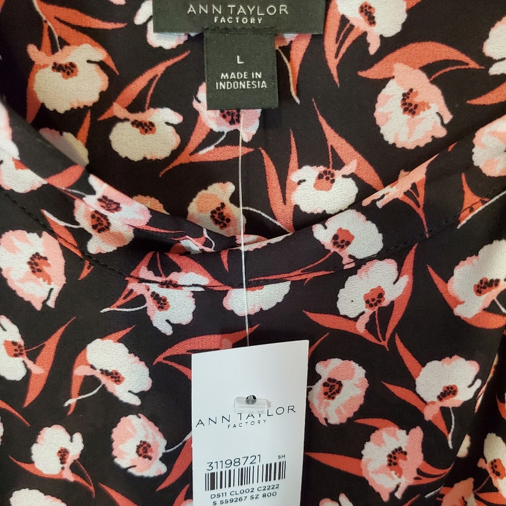 Ann Taylor Factory floral blouse size large. New!